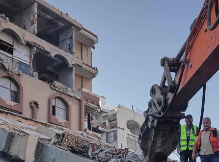 إنقاذ عالقين في غزة بعد انهيار مبنى سكني متضرر من الحرب
