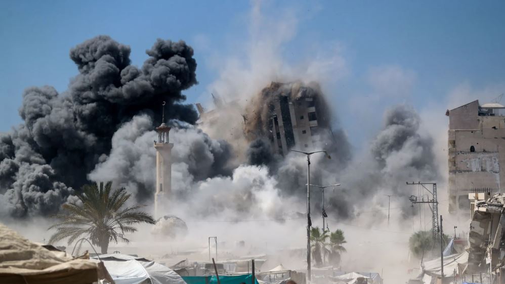 الجيش الإسرائيلي ينفذ عمليات نسف جديدة في غزة وخان يونس