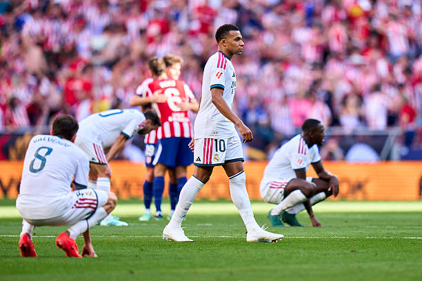 ريال مدريد يحتج على قرارات التحكيم بعد خسارته في ديربي العاصمة